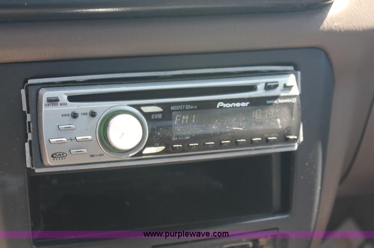 image for item O9334 2000 Nissan Frontier SE Desert Runner King Cab pickup truck