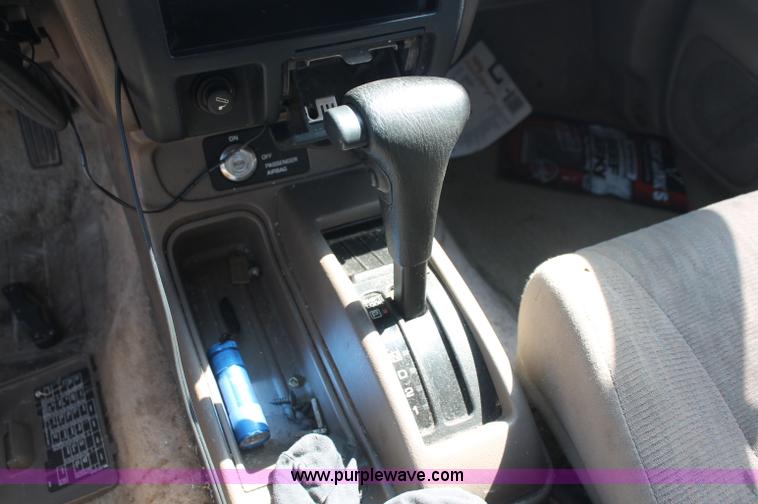 image for item O9334 2000 Nissan Frontier SE Desert Runner King Cab pickup truck