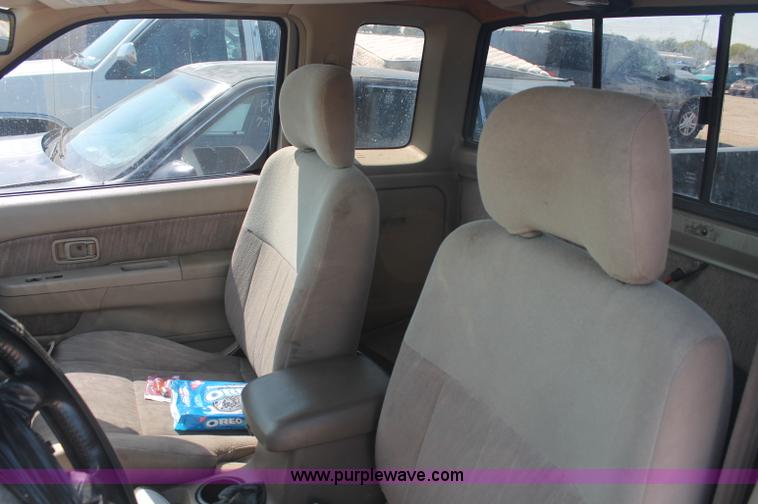 image for item O9334 2000 Nissan Frontier SE Desert Runner King Cab pickup truck