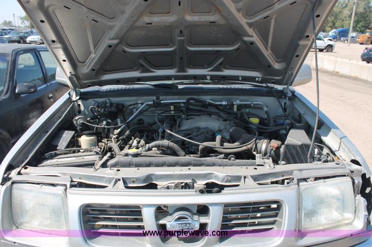 image for item O9334 2000 Nissan Frontier SE Desert Runner King Cab pickup truck