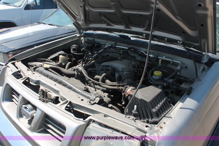 image for item O9334 2000 Nissan Frontier SE Desert Runner King Cab pickup truck