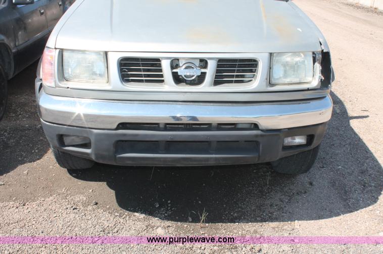 image for item O9334 2000 Nissan Frontier SE Desert Runner King Cab pickup truck