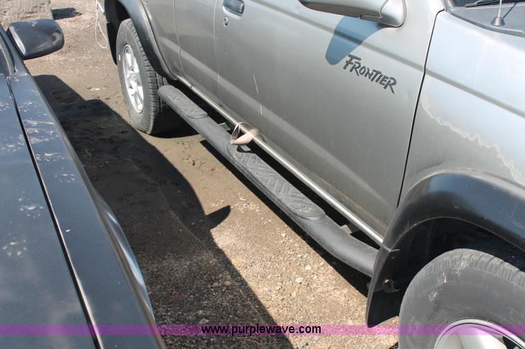 image for item O9334 2000 Nissan Frontier SE Desert Runner King Cab pickup truck