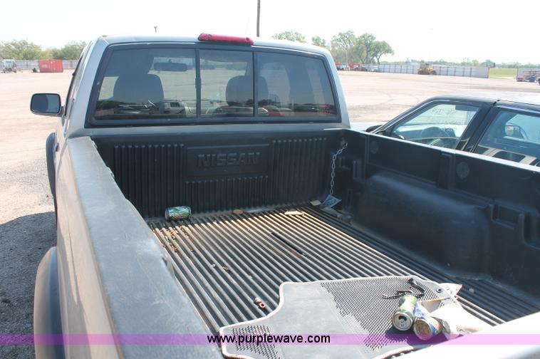 image for item O9334 2000 Nissan Frontier SE Desert Runner King Cab pickup truck