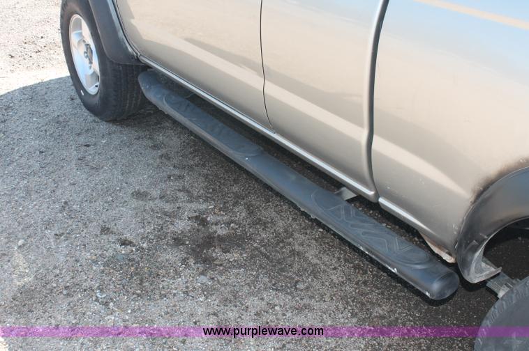 image for item O9334 2000 Nissan Frontier SE Desert Runner King Cab pickup truck