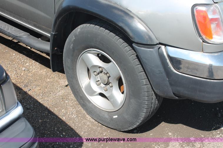 image for item O9334 2000 Nissan Frontier SE Desert Runner King Cab pickup truck