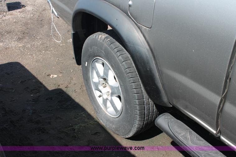 image for item O9334 2000 Nissan Frontier SE Desert Runner King Cab pickup truck