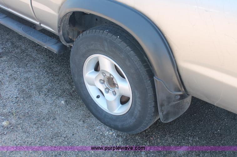 image for item O9334 2000 Nissan Frontier SE Desert Runner King Cab pickup truck