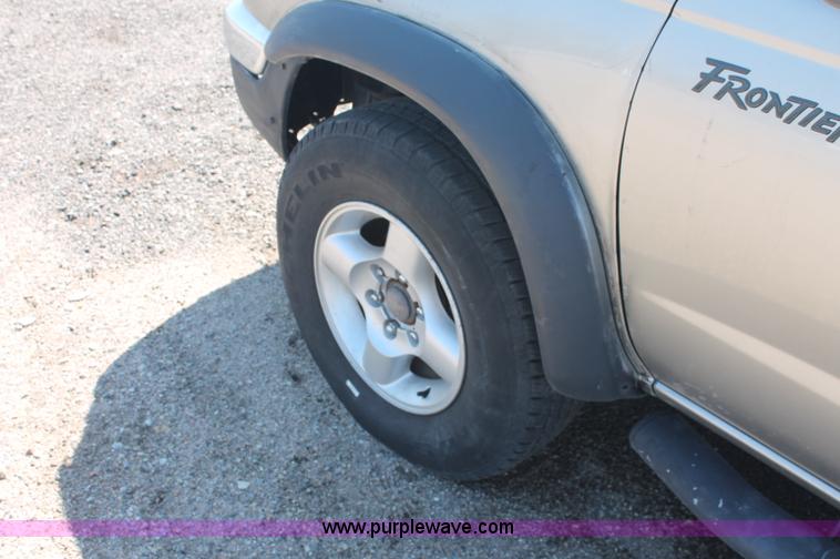 image for item O9334 2000 Nissan Frontier SE Desert Runner King Cab pickup truck