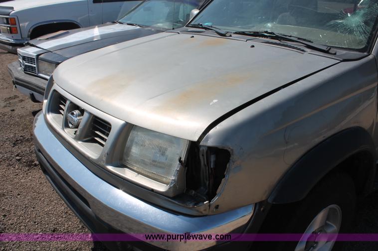 image for item O9334 2000 Nissan Frontier SE Desert Runner King Cab pickup truck