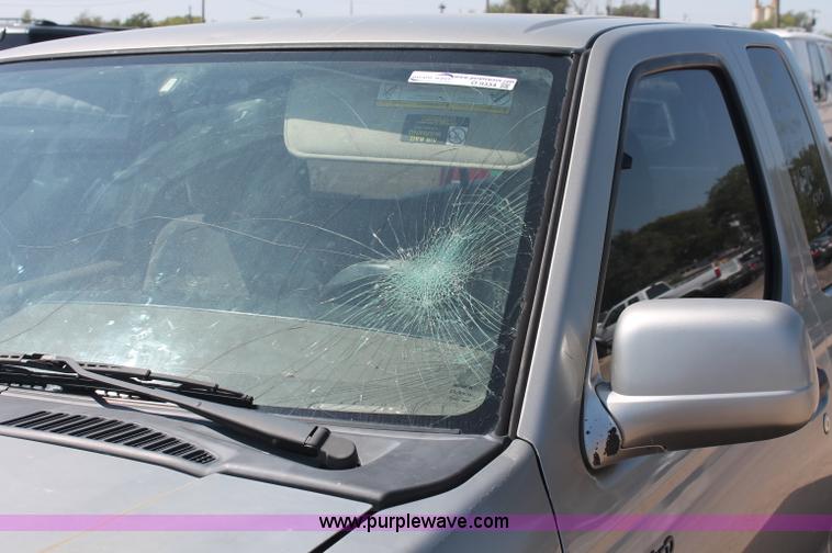 image for item O9334 2000 Nissan Frontier SE Desert Runner King Cab pickup truck