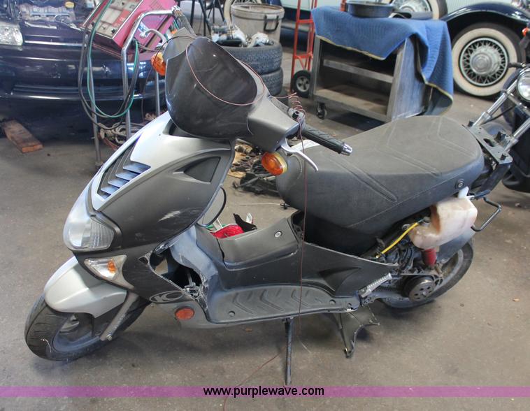 image for item O9337 2005 Kymco scooter