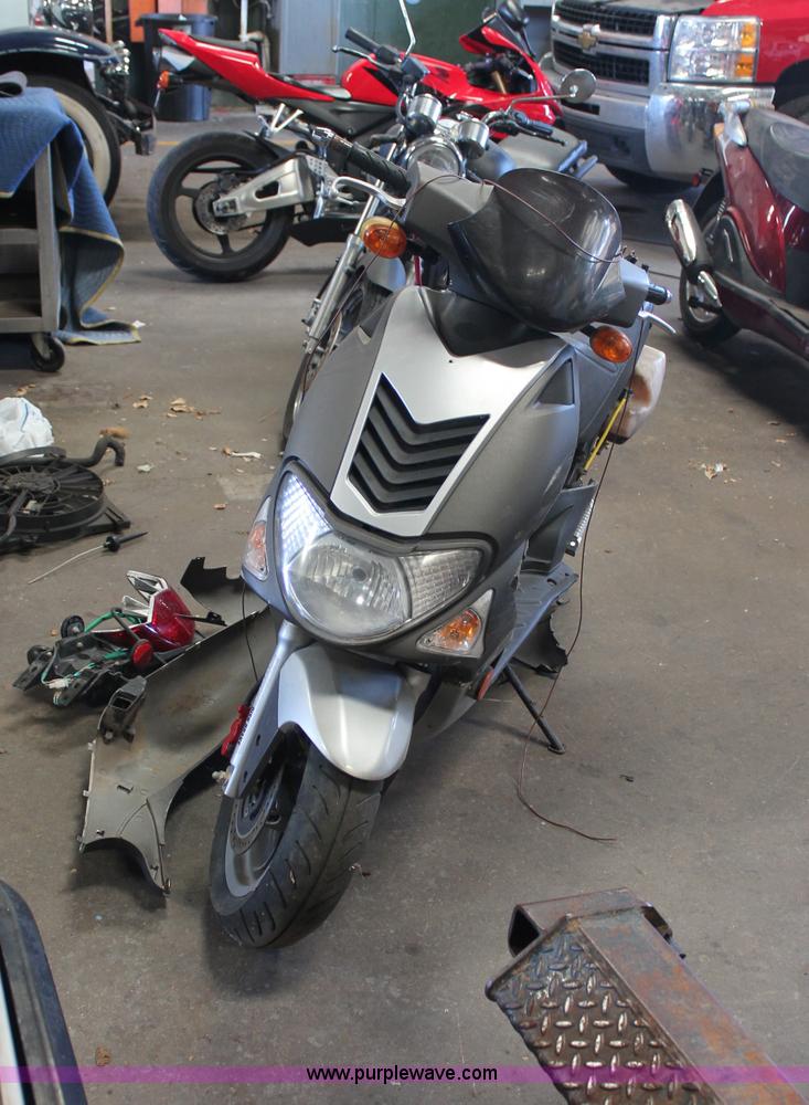 image for item O9337 2005 Kymco scooter