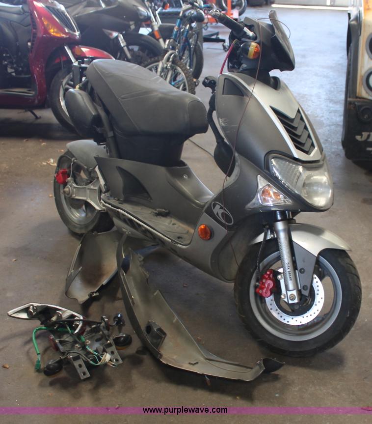 image for item O9337 2005 Kymco scooter