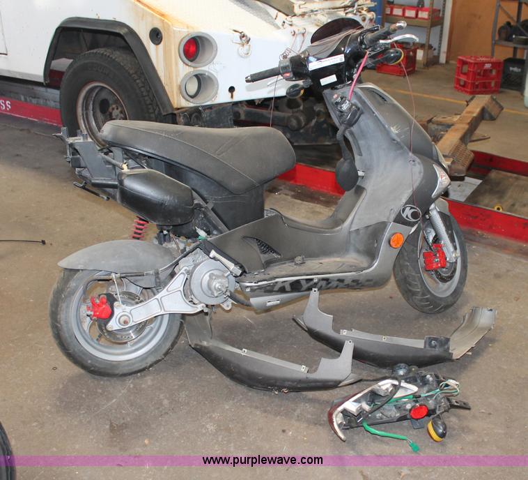 image for item O9337 2005 Kymco scooter