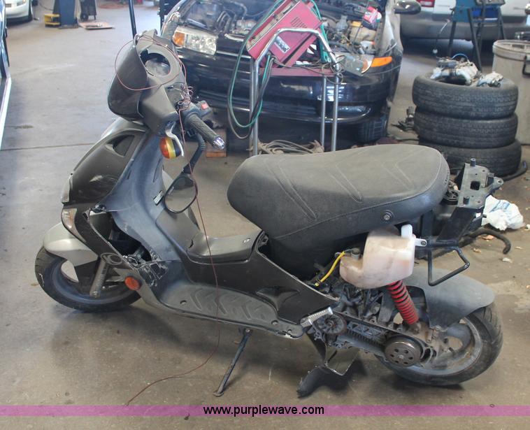 image for item O9337 2005 Kymco scooter