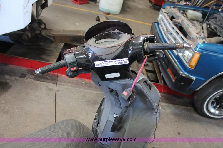 image for item O9337 2005 Kymco scooter