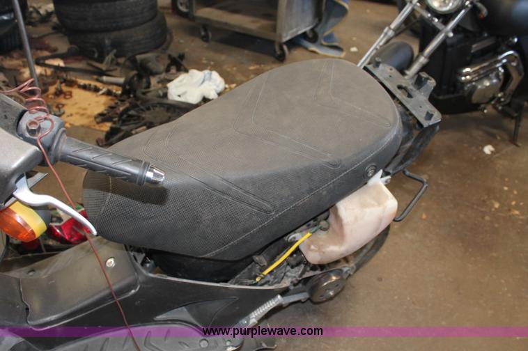 image for item O9337 2005 Kymco scooter