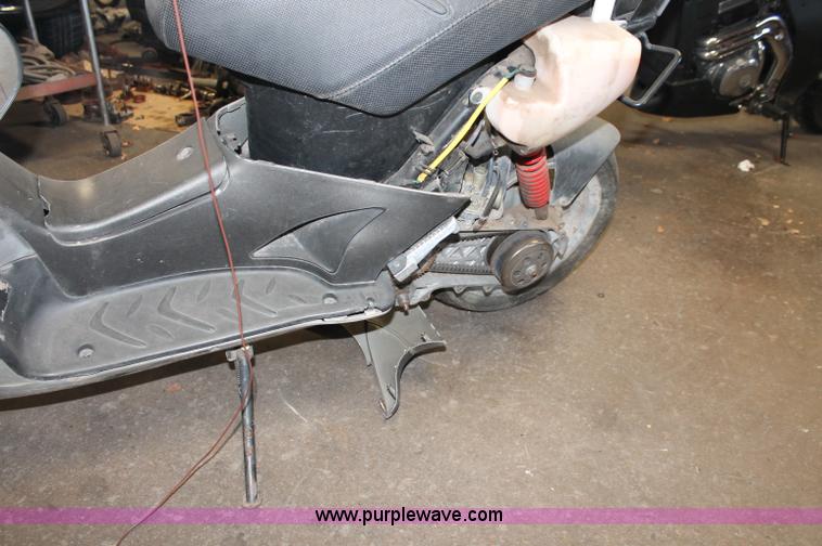 image for item O9337 2005 Kymco scooter