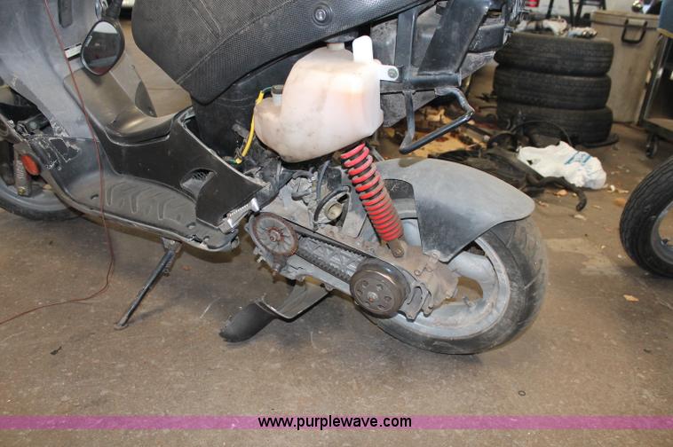 image for item O9337 2005 Kymco scooter