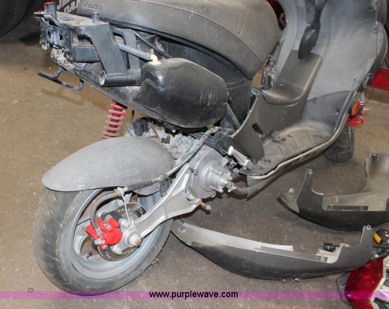 image for item O9337 2005 Kymco scooter