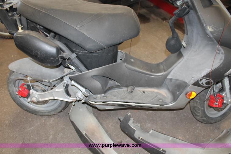 image for item O9337 2005 Kymco scooter