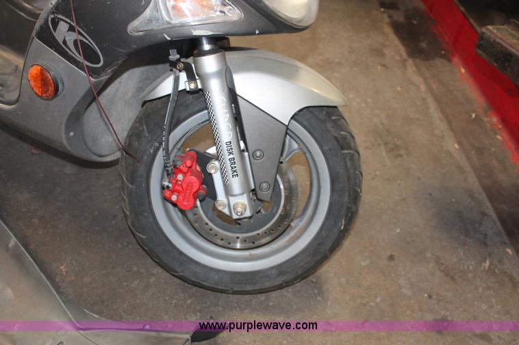 image for item O9337 2005 Kymco scooter