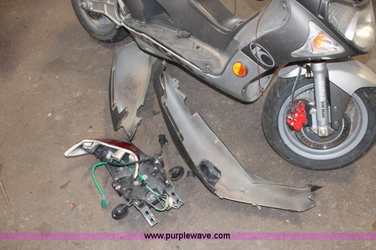 image for item O9337 2005 Kymco scooter