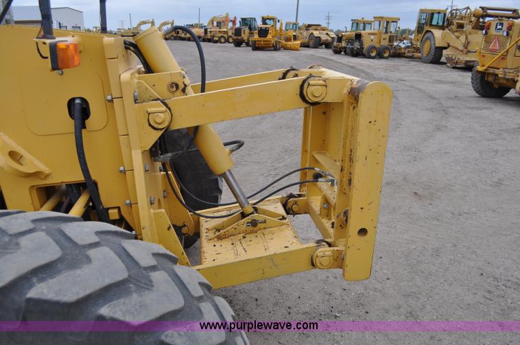 image for item C3027 2004 John Deere 772CH II motor grader