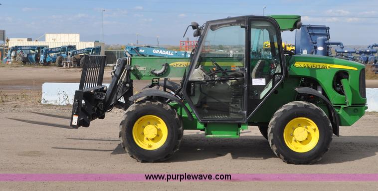 image for item C3040 2005 John Deere 3220 telehandler
