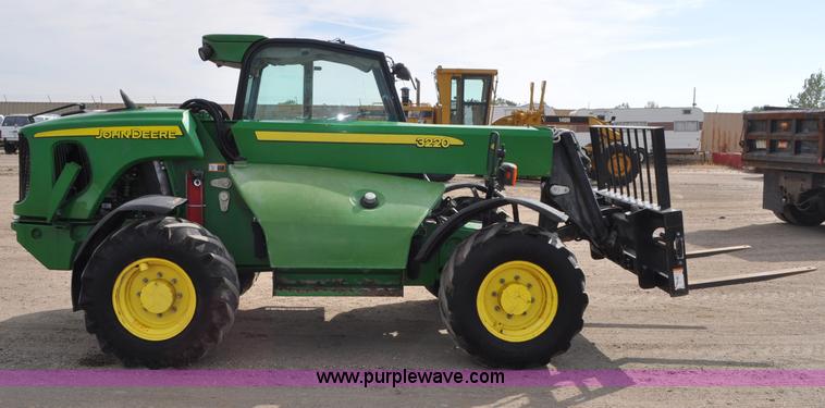 image for item C3040 2005 John Deere 3220 telehandler
