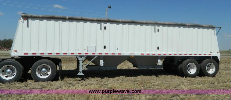 image for item B3883 2009 Jet 34' grain trailer
