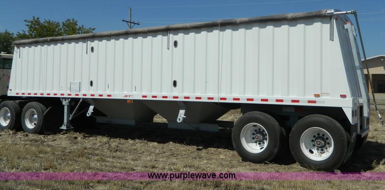 image for item B3883 2009 Jet 34' grain trailer