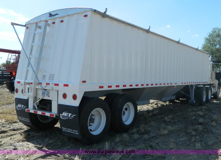 image for item B3883 2009 Jet 34' grain trailer