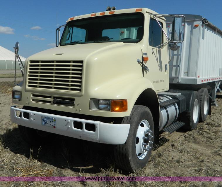 image for item B3884 1998 International 8100 semi truck