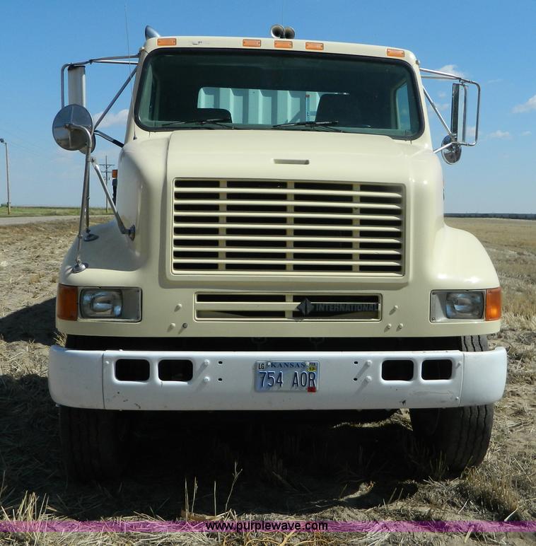 image for item B3884 1998 International 8100 semi truck
