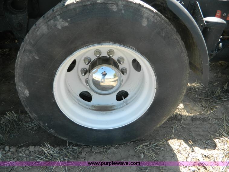 image for item B3884 1998 International 8100 semi truck