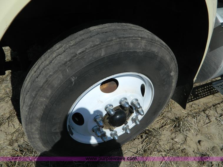 image for item B3884 1998 International 8100 semi truck