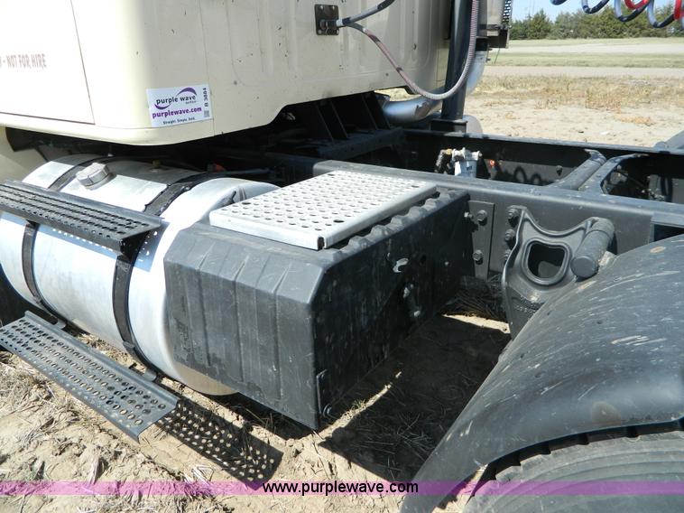 image for item B3884 1998 International 8100 semi truck