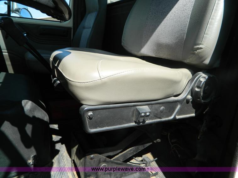 image for item B3884 1998 International 8100 semi truck