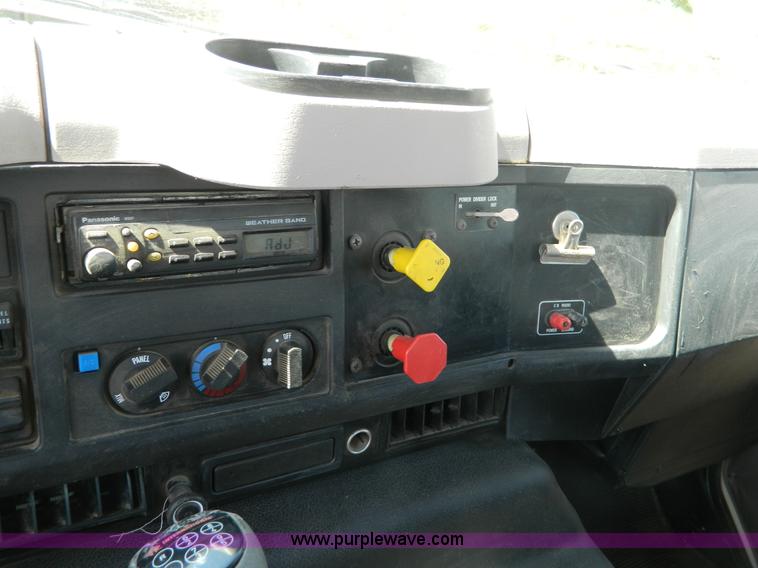 image for item B3884 1998 International 8100 semi truck