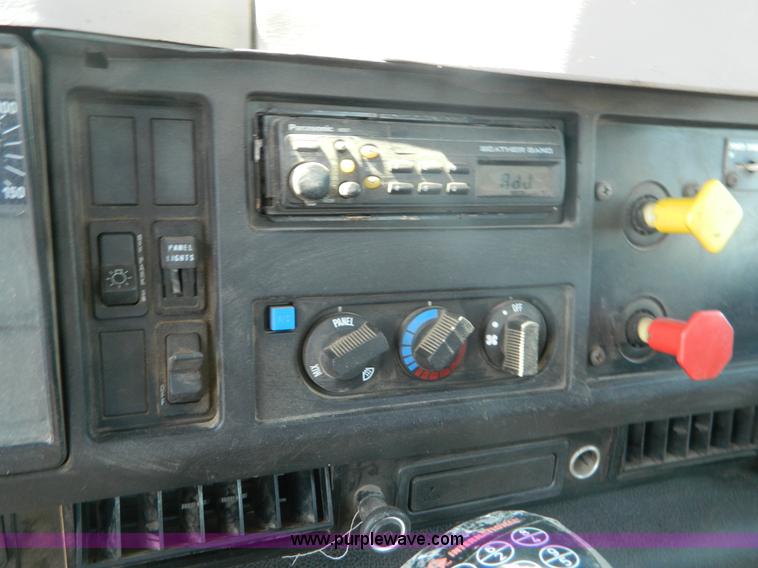 image for item B3884 1998 International 8100 semi truck