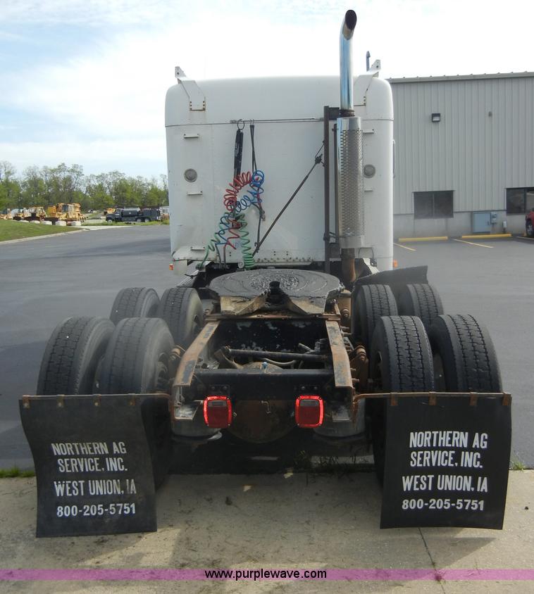 image for item D4473 1997 Freightliner FLD120 semi truck