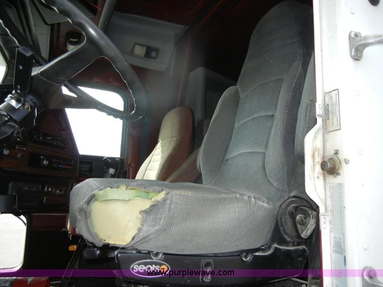 image for item D4473 1997 Freightliner FLD120 semi truck