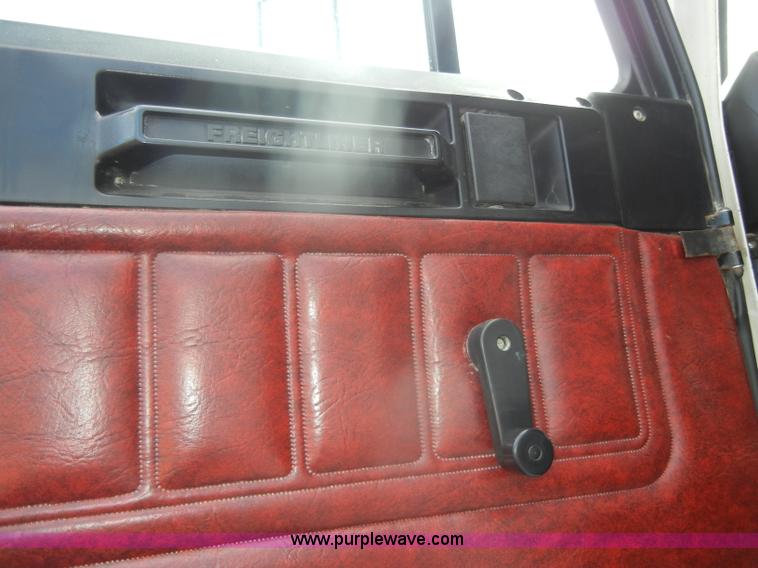 image for item D4473 1997 Freightliner FLD120 semi truck