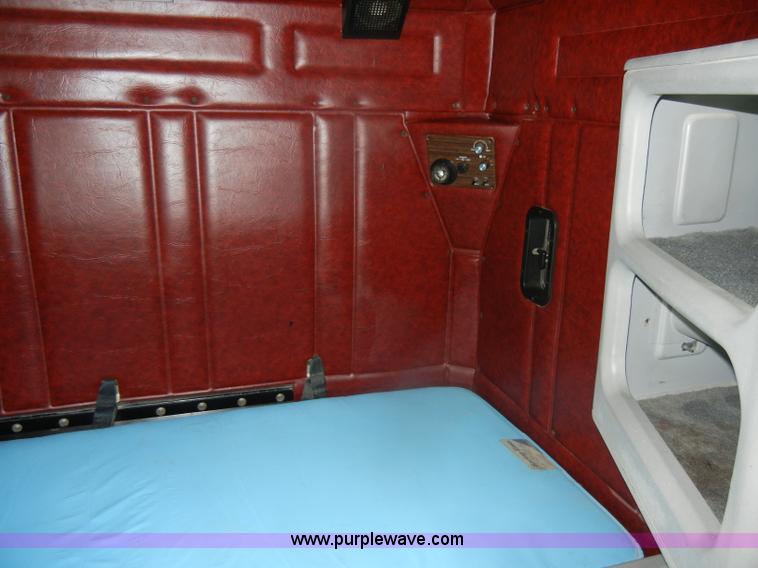 image for item D4473 1997 Freightliner FLD120 semi truck