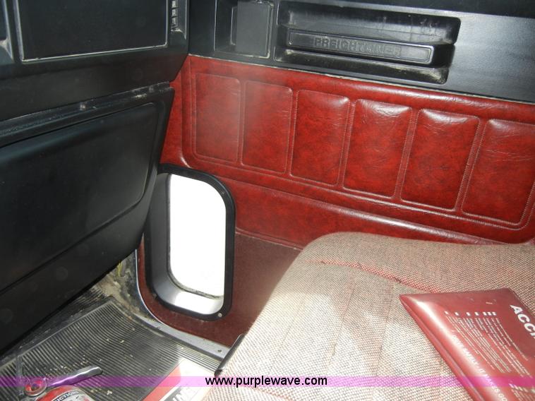 image for item D4473 1997 Freightliner FLD120 semi truck