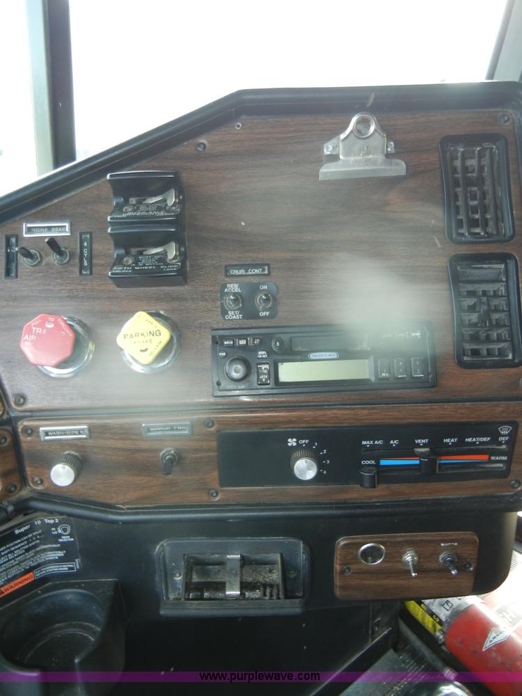 image for item D4473 1997 Freightliner FLD120 semi truck