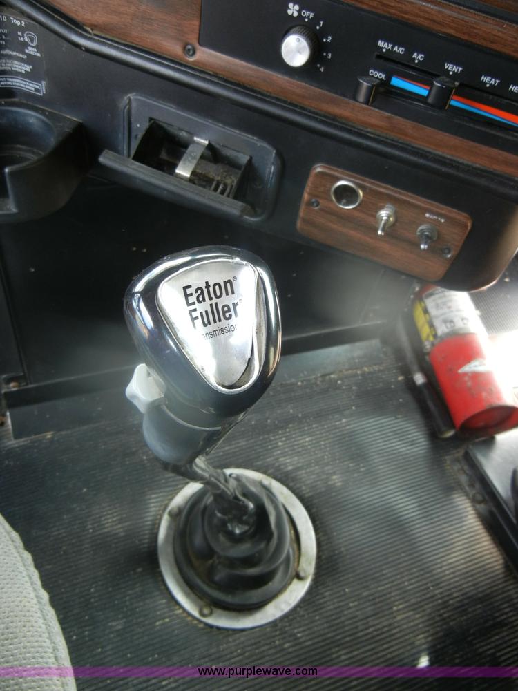 image for item D4473 1997 Freightliner FLD120 semi truck