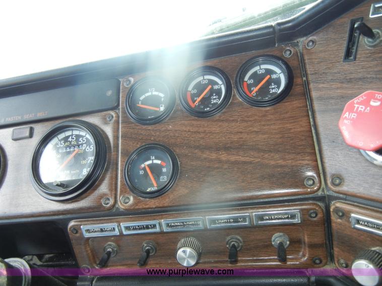 image for item D4473 1997 Freightliner FLD120 semi truck